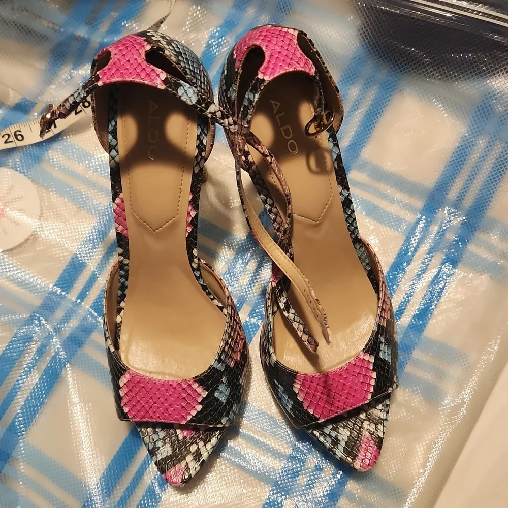 heels - Picture 1 of 4